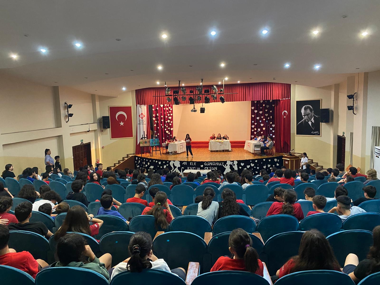Türkçe ve Fen Bilimleri Zümre Öğretmenlerimizle Münazara Etkinliği